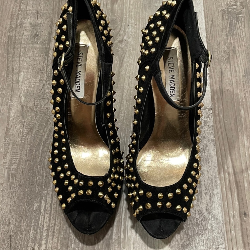 Studded Wedge
